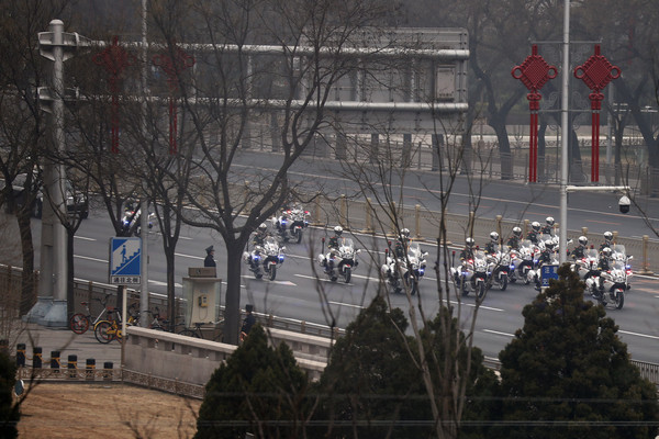 ▲▼謠傳是北韓領導人金正恩的車隊，在3月27日上午通過北京長安街。（圖／路透社）