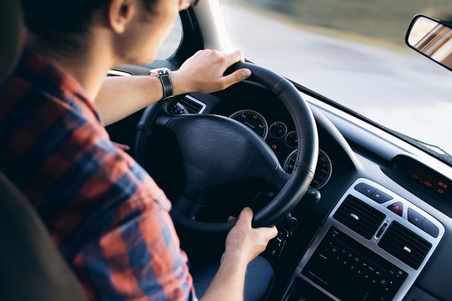 發動車子時鑰匙怎麼轉才不會傷車？　一次到底、分段來都有大學問（圖／pixabay）