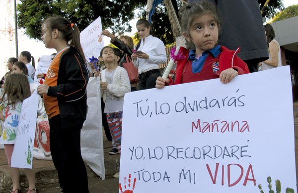 ▲巴拉圭性侵問題嚴重，卻又嚴禁墮胎，引發許多女性在政府機門前表達抗議。(圖／達志影像／美聯社)