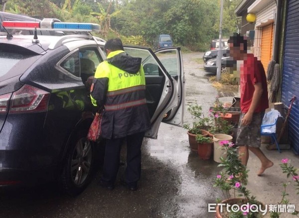 天雨又冷，失智老婦迷途倒臥路邊，池上分駐所員警主動關切並用巡邏車護送返家，老婦家屬對員警道謝不止。（圖／台東縣警察局提供）