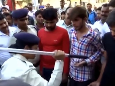 女警舉棍打手心！印度男大生輪暴學妹　上銬遊街被打到抬不起頭