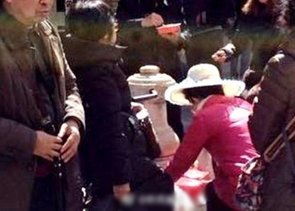 ▲大陸遊客在威尼斯廣場野餐，事後直接用古蹟噴泉洗碗。（圖／翻攝自陸網）