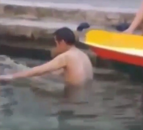 ▲大陸遊客2015年在威尼斯運河洗澡。（圖／翻攝自陸網）