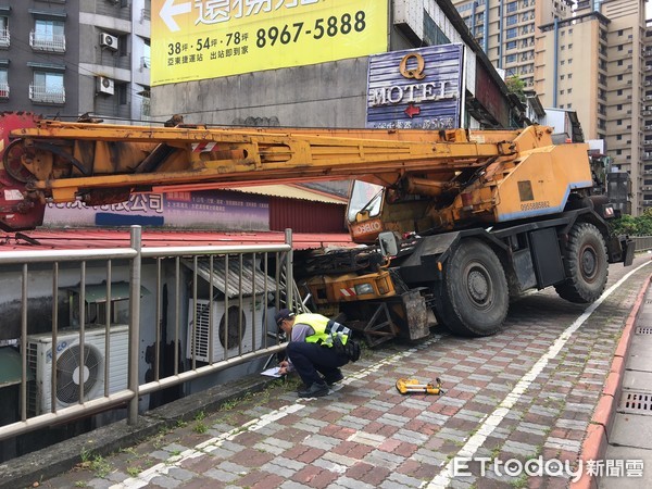 ▲▼工程吊車失控衝撞路旁民宅。（圖／記者陳豐德翻攝）