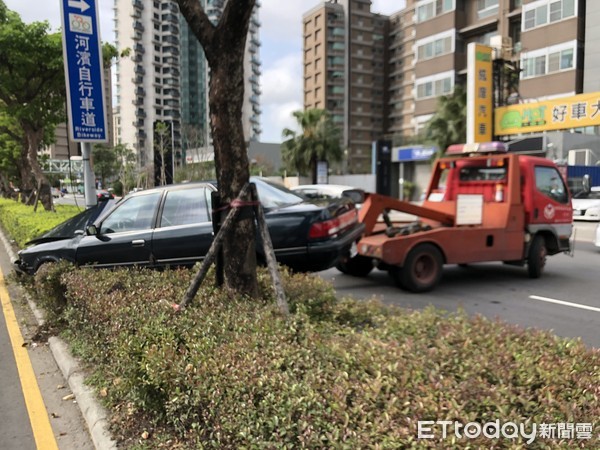 ▲▼轎車洗完車暴衝上安全島後撞上電線桿。（圖／記者陳豐德翻攝）