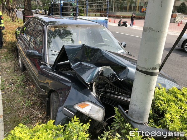 ▲▼轎車洗完車暴衝上安全島後撞上電線桿。（圖／記者陳豐德翻攝）