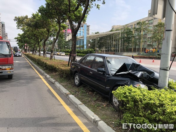 ▲▼轎車洗完車暴衝上安全島後撞上電線桿。（圖／記者陳豐德翻攝）