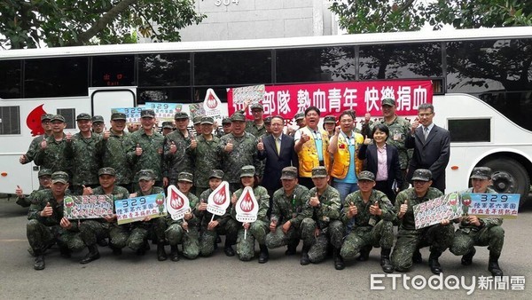 ▲慶祝青年節，陸軍六軍團官兵為榮民長輩歡唱、烹飪美食。（圖／陸軍第六軍團提供）