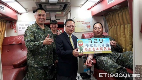 ▲慶祝青年節，陸軍六軍團官兵為榮民長輩歡唱、烹飪美食。（圖／陸軍第六軍團提供）