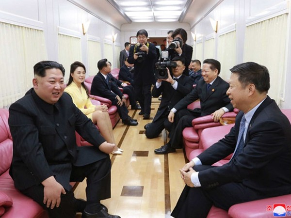 ▲▼北韓領袖專列內部曝光，圖中可見會議室車廂內擺著數張粉紅色沙發！(圖片來源／朝中社)