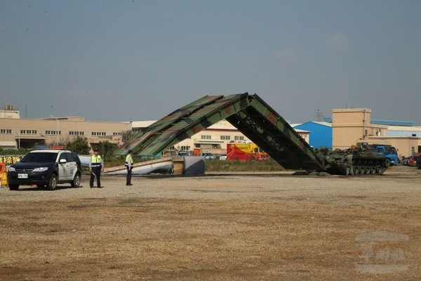 陸軍52工兵群28日在彰化民安4號演習中，出動履帶機動橋車，參與「橋梁及道路中斷」課目演練。（圖／軍聞社）