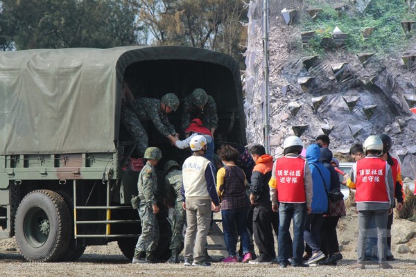 彰化縣政府28日舉行民安4號演習，國軍第5作戰區派遣官兵及車輛，協助疏散、運送受災民眾。（圖／軍聞社）