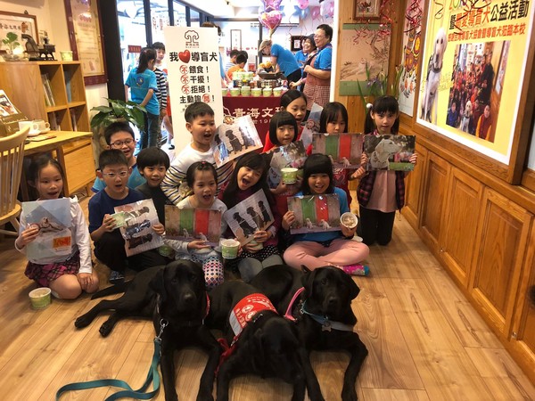 ▲青海學子與導盲犬歡度兒童節。（圖／青海文理提供）