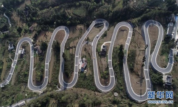 ▲▼無人機拍下汽車行駛在湖北恩施「十大拐」公路上。（圖／翻攝自新華網）