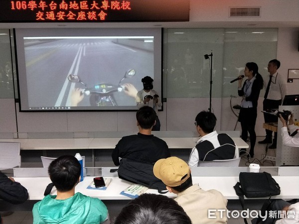 ▲台南市交警大隊，運用VR技術及新竹安駕中心實際騎乘訓練，共同走入校園，進行交通安全宣導。（圖／警方提供）