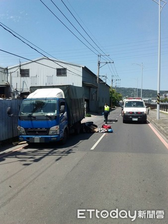 ▲▼駕駛疑閃車遭大貨車拖行輾斃，肇事駕駛遭查緝到案後辯稱不知道發生車禍。（圖／記者陳豐德翻攝）