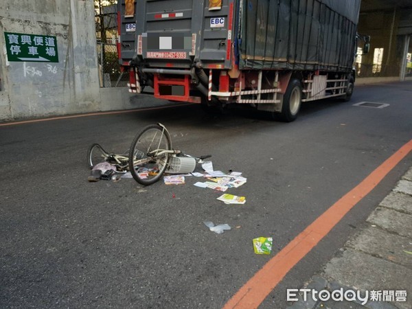 ▲▼大貨車司機疑似轉彎時未注意視線死角，輾過一名腳踏車騎士。（圖／記者林煒傑翻攝）