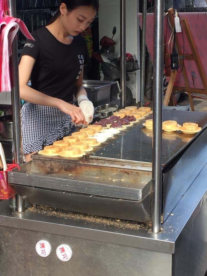 背影太殺！紅豆餅妹「露肩背心+極短熱褲」（圖／翻攝台灣阿童─童仲彥粉絲專頁）