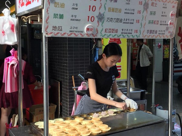 背影太殺！紅豆餅妹「露肩背心+極短熱褲」（圖／翻攝台灣阿童─童仲彥粉絲專頁）