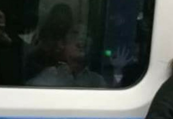 ▲▼天津地鐵9號線有小男孩趴在窗戶上。（圖／翻攝自闖闖闖闖蕩微博）