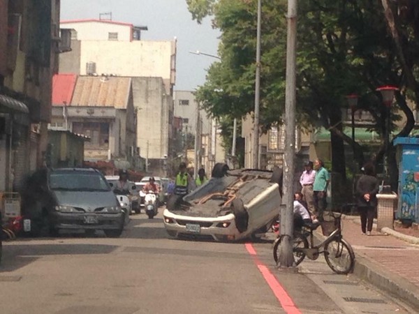 ▲▼賓士猛撞靜止雷諾！180度「露肚」翻車　苦主出面：家門前也出事（圖／翻攝新竹爆料公社）