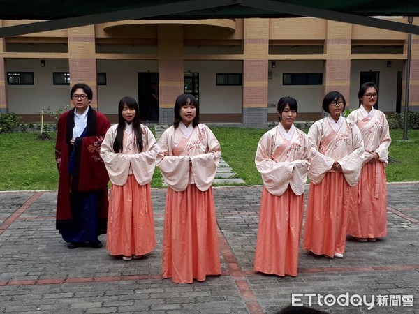 花蓮林管處與東華大學於青年節當天，假東華人社三館舉辦「2018.春植」之植樹節系列活動。有別以往，此次植樹活動由人社學院東吟詩社唱詠有關春天詩詞，為植樹活動注入生命力及祝福。（圖／花蓮林管處提供）