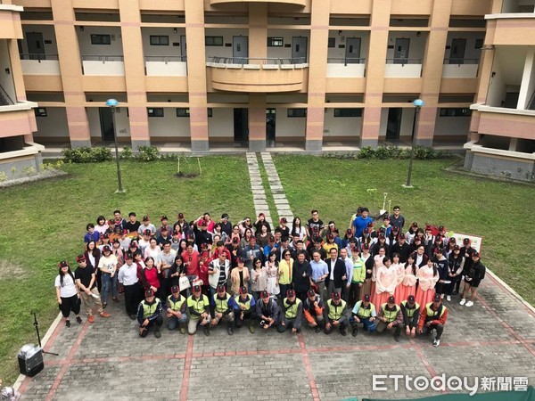 花蓮林管處與東華大學於青年節當天，假東華人社三館舉辦「2018.春植」之植樹節系列活動。有別以往，此次植樹活動由人社學院東吟詩社唱詠有關春天詩詞，為植樹活動注入生命力及祝福。（圖／花蓮林管處提供）