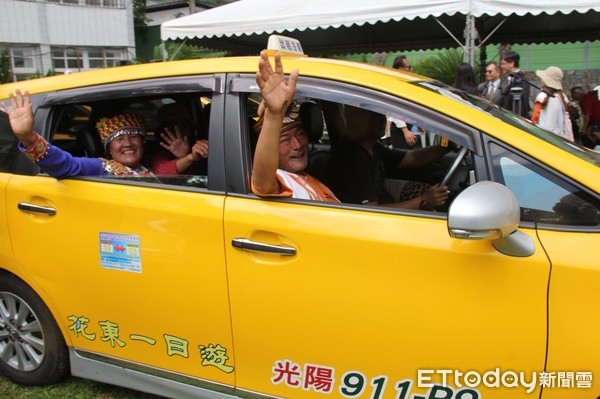 為解決人搭不到公車及公車載不到人的窘境，台東縣內第1條需求反應式公共運輸服務的小黃公車紅葉-鹿野線，由台東縣長黃健庭等剪綵宣布正式通車。（圖／台東縣政府提供）