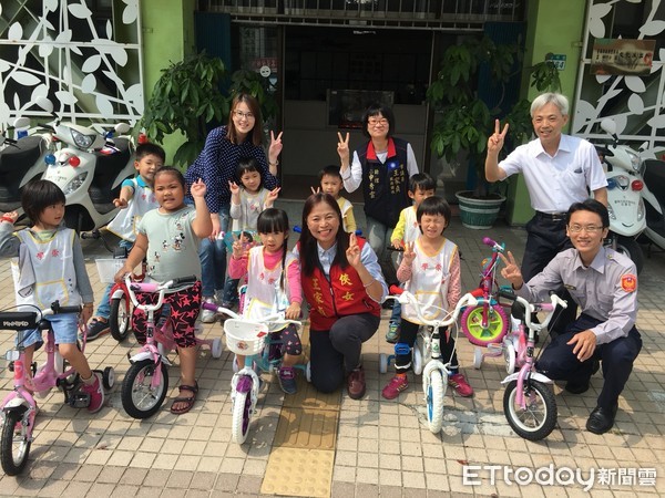▲台南市議員王家貞，促成善心人士捐愛心腳踏車給幼兒園學童使用。（圖／王家貞提供）