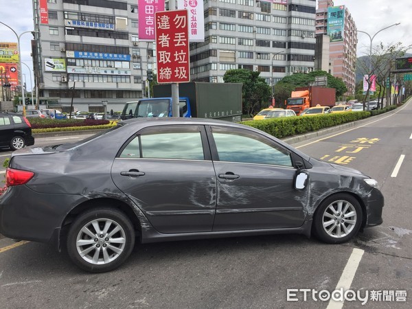 ▲▼汐止傳男子自撞翻車，警消獲報到場救援。（圖／記者林煒傑翻攝）