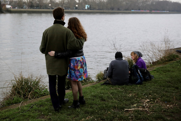 ▲▼ 泰晤士河,River Thames,情侶,擁抱,河邊,河川。（圖／路透社）