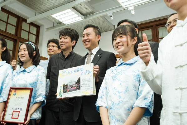 ▲光武國中國樂團親手繪製卡片智贈市長。