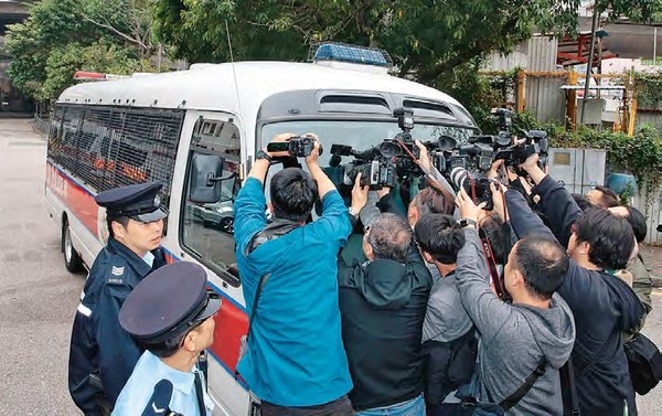 凶殺案被告陳同佳由囚車押送到觀塘法院時被大批記者包圍。（圖／香港01 羅君豪攝）