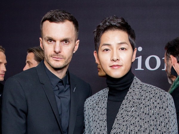 ▲Dior Homme前任創意總監Kris Van Assche、宋仲基（圖／品牌提供）