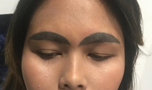 ▲▼ 泰國女Kanyarat Chaichan跟風紋眉，沒想到卻得到形狀詭異的「半月眉」。（圖／翻攝自Facebook／Vilailak Nan Sundantom）