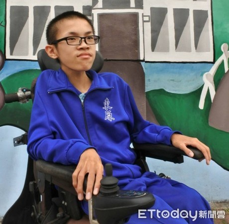 ▲東原國中羅仁宏罹患罕見肌肉萎縮症，每天自己用輪椅上下學，風雨無阻、不曾遲到，學業更是名列前茅。（圖／市府提供）