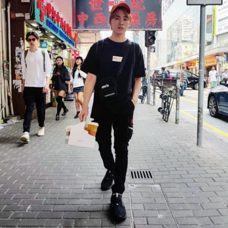 ▲紅衣小女孩隨意的一個MOVE就搶鏡。（圖／翻攝自展榮IG）