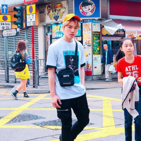 ▲紅衣小女孩隨意的一個MOVE就搶鏡。（圖／翻攝自展榮IG）