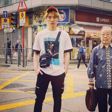 ▲紅衣小女孩隨意的一個MOVE就搶鏡。（圖／翻攝自展榮IG）