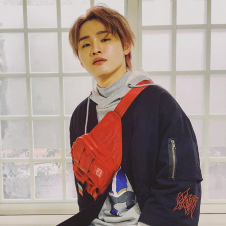 ▲紅衣小女孩隨意的一個MOVE就搶鏡。（圖／翻攝自展榮IG）