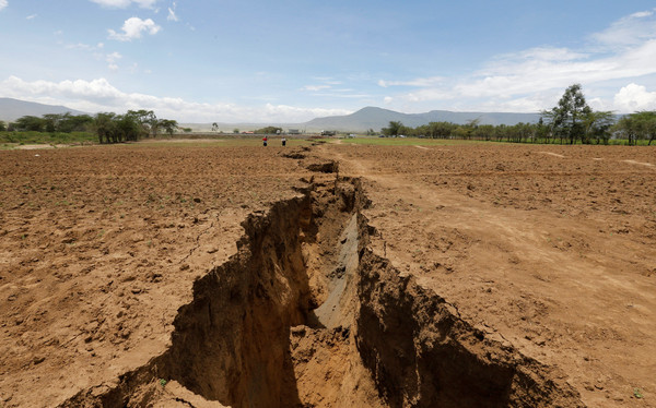 肯亞南方近日出現「延綿好幾英里的大裂縫」，這也導致奈洛比-納羅克公路（Nairobi-Narok highway）倒塌，同時也出現許多地震活動。研究人員也認為，在幾百萬年間，非洲可能會「分裂成兩半」。（圖／路透社）