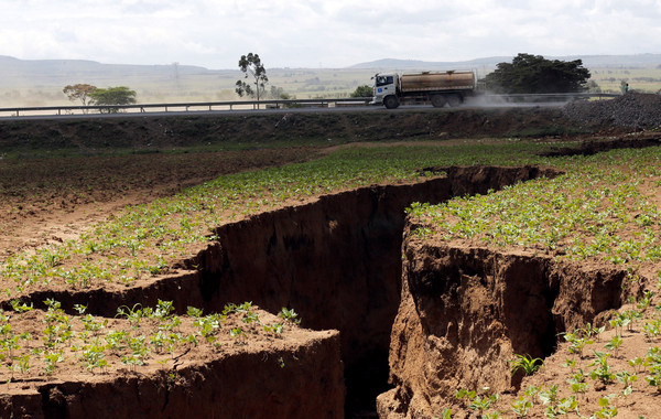 肯亞南方近日出現「延綿好幾英里的大裂縫」，這也導致奈洛比-納羅克公路（Nairobi-Narok highway）倒塌，同時也出現許多地震活動。研究人員也認為，在幾百萬年間，非洲可能會「分裂成兩半」。（圖／路透社）