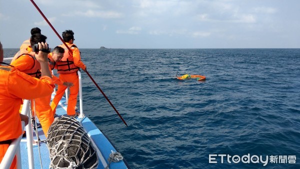 ▲▼澎湖科大助理教授侯建章玩風箏浪板落海獲救。（圖／記者吳欣晏翻攝）