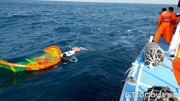 ▲▼澎湖科大助理教授侯建章玩風箏浪板落海獲救。（圖／記者吳欣晏翻攝）