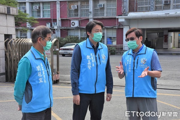 繼排水溝清淤作業後，花蓮市公所運用熱噴霧機進行環境消毒，市長魏嘉賢希望鄉親及機關學校發動師生、員工大掃除，共同維護優質生活環境。（圖／花蓮市公所提供）