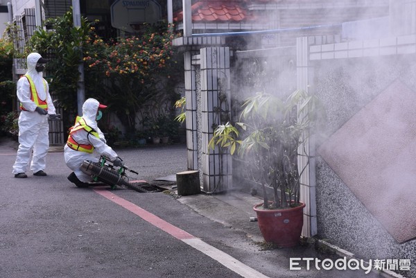 繼排水溝清淤作業後，花蓮市公所運用熱噴霧機進行環境消毒，市長魏嘉賢希望鄉親及機關學校發動師生、員工大掃除，共同維護優質生活環境。（圖／花蓮市公所提供）