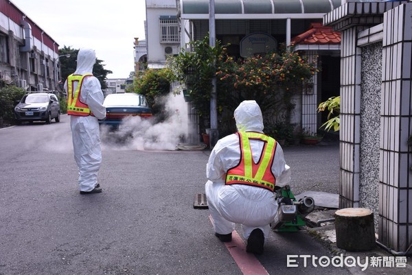 繼排水溝清淤作業後，花蓮市公所運用熱噴霧機進行環境消毒，市長魏嘉賢希望鄉親及機關學校發動師生、員工大掃除，共同維護優質生活環境。（圖／花蓮市公所提供）