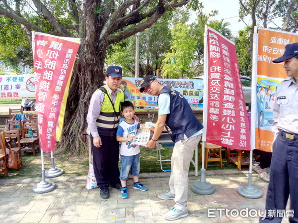 ▲台南市學甲區宅港國民小學，舉行創校96週年校慶慶祝大會，特邀請學甲分局協助交通安全教育及反詐、打毒宣導。（圖／警方提供）