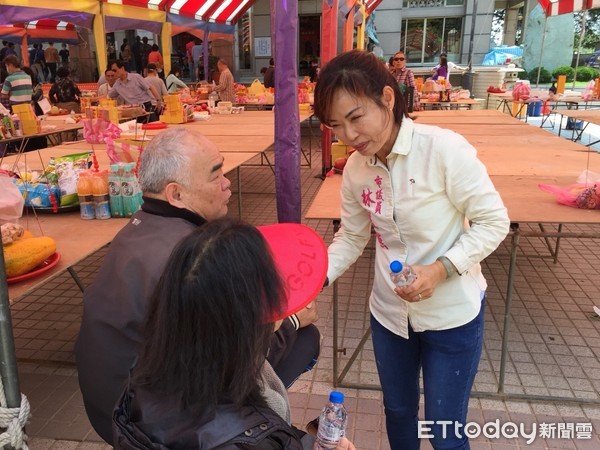 ▲清明節連假即將展開，台南市議員林美燕也延續過去17年服務民眾的熱情，帶領志工團隊於南區富貴南山、天都禪寺、崇孝塔等3大墓園送水。（圖／林美燕提供，下同）