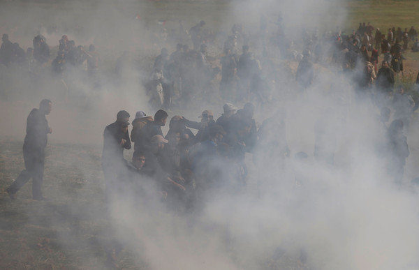 ▲▼加薩走廊巴勒斯坦人示威活動，以色列使用催淚瓦斯驅離。（圖／路透社）